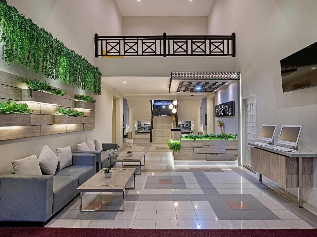 Whiz Prime Hotel Darmo Harapan Surabaya Dış mekan fotoğraf