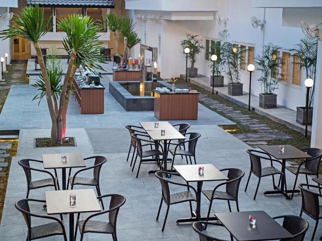 Whiz Prime Hotel Darmo Harapan Surabaya Dış mekan fotoğraf