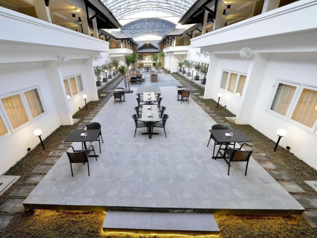 Whiz Prime Hotel Darmo Harapan Surabaya Dış mekan fotoğraf