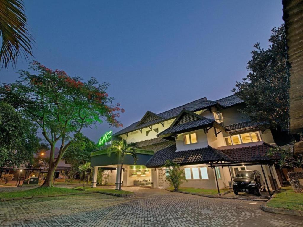 Whiz Prime Hotel Darmo Harapan Surabaya Dış mekan fotoğraf