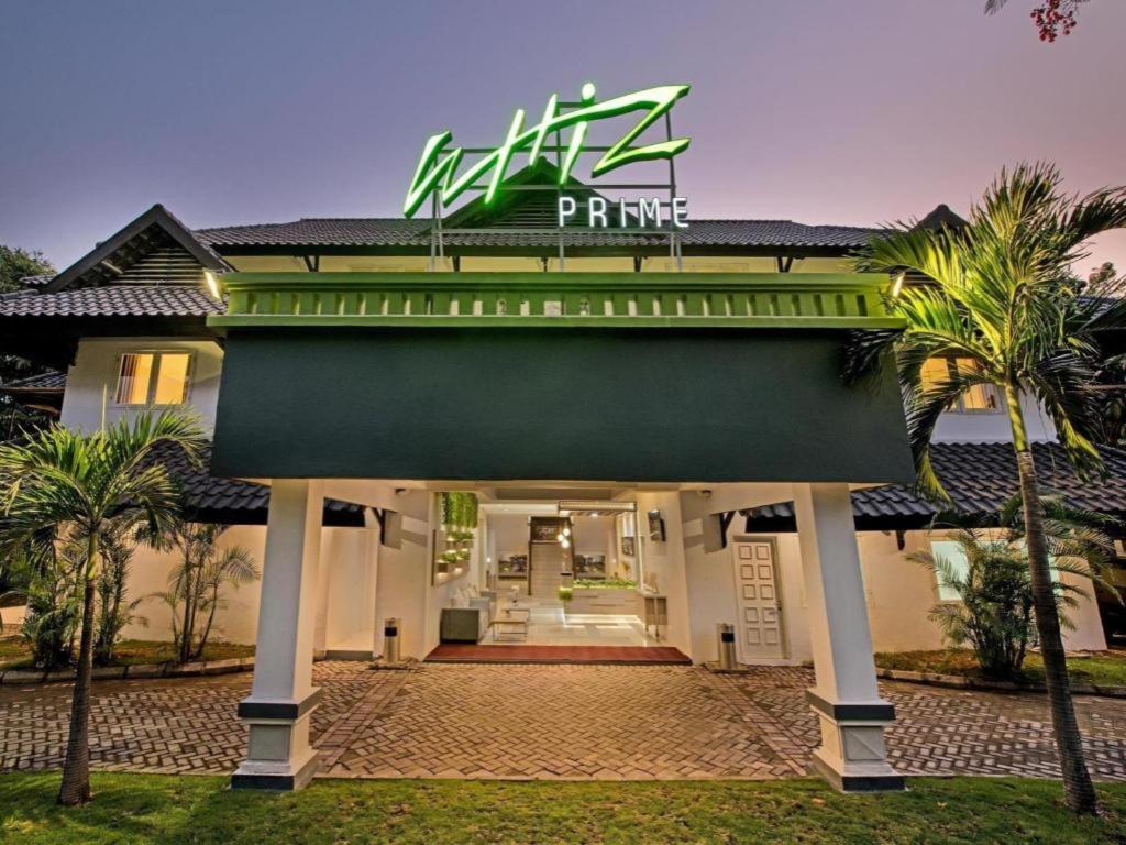 Whiz Prime Hotel Darmo Harapan Surabaya Dış mekan fotoğraf
