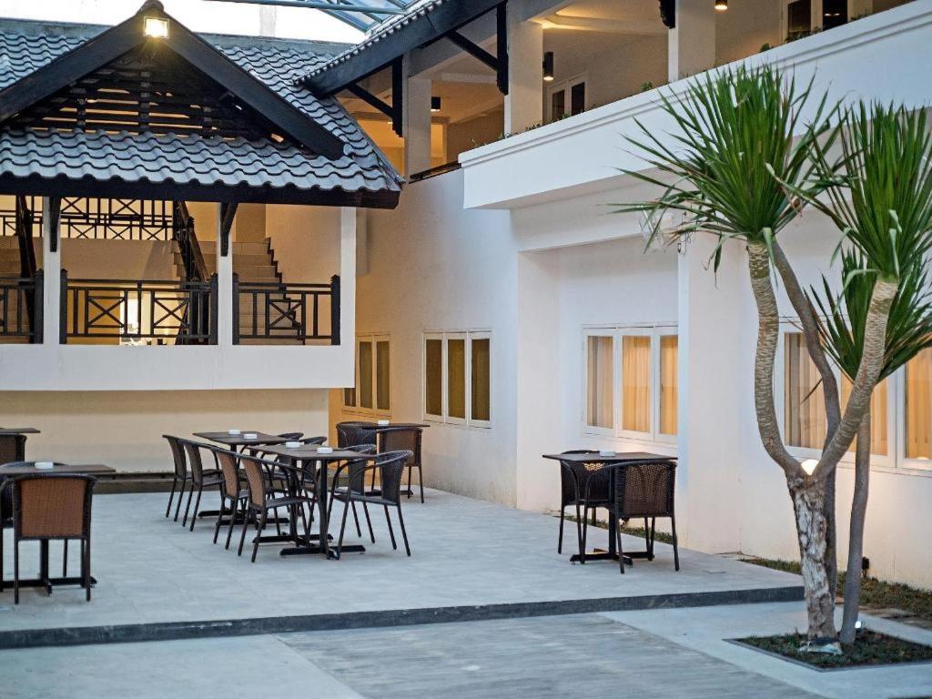 Whiz Prime Hotel Darmo Harapan Surabaya Dış mekan fotoğraf
