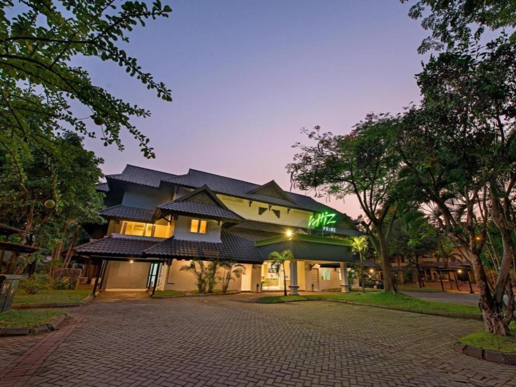 Whiz Prime Hotel Darmo Harapan Surabaya Dış mekan fotoğraf