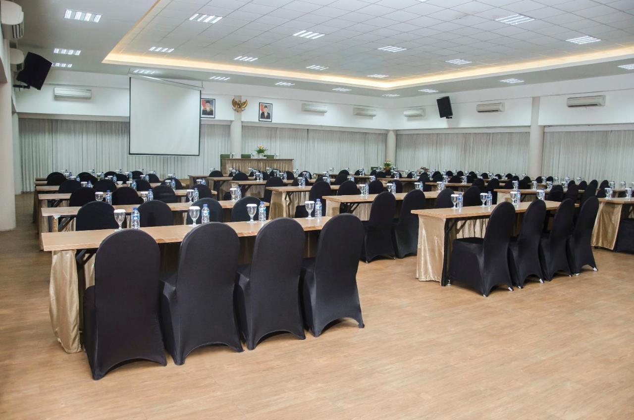 Whiz Prime Hotel Darmo Harapan Surabaya Dış mekan fotoğraf