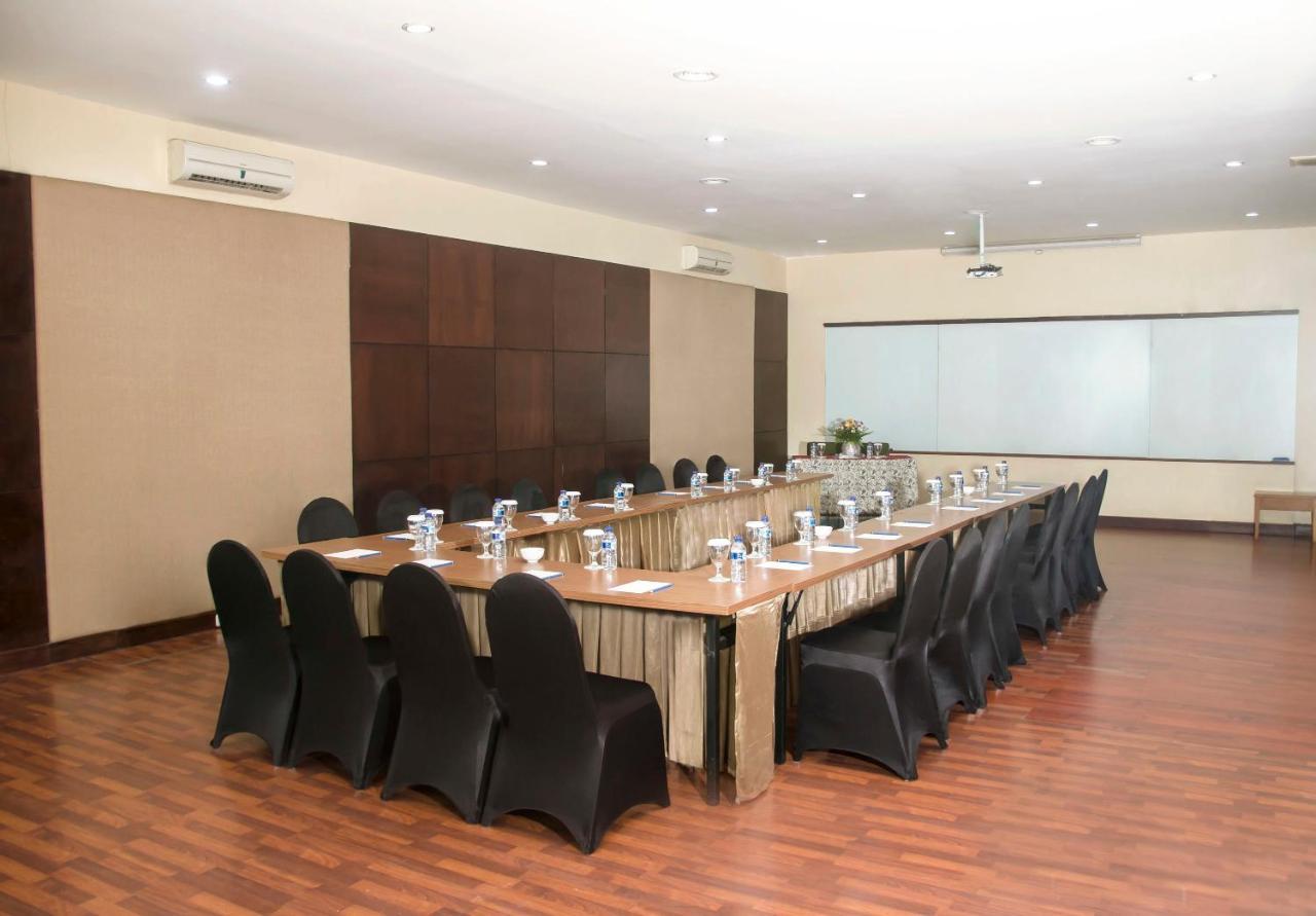 Whiz Prime Hotel Darmo Harapan Surabaya Dış mekan fotoğraf
