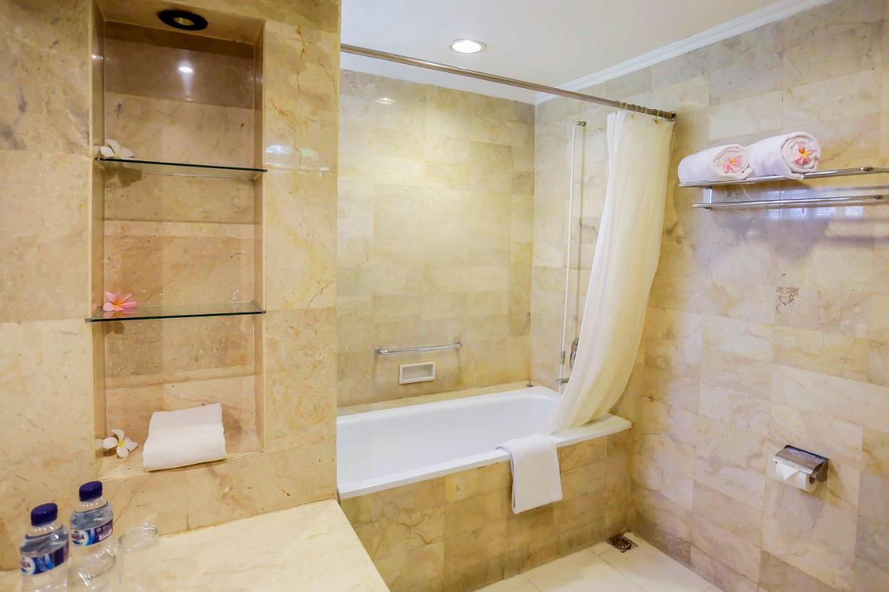 Whiz Prime Hotel Darmo Harapan Surabaya Dış mekan fotoğraf