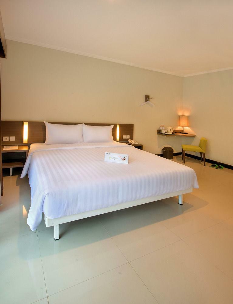 Whiz Prime Hotel Darmo Harapan Surabaya Dış mekan fotoğraf